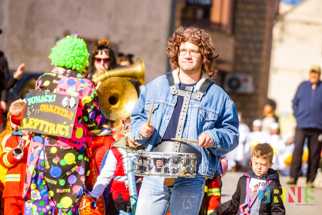 Šarenilo dječje maškarane povorke preplavilo Drniš