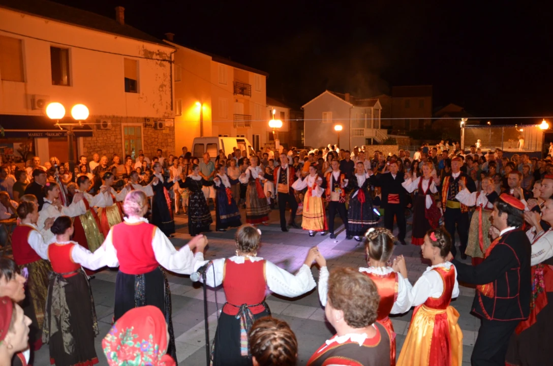 FOTO Jezera spremna za spektakl: Ne propustite Ribarsku feštu uz Crvenu jabuku i dalmatinske okuse!