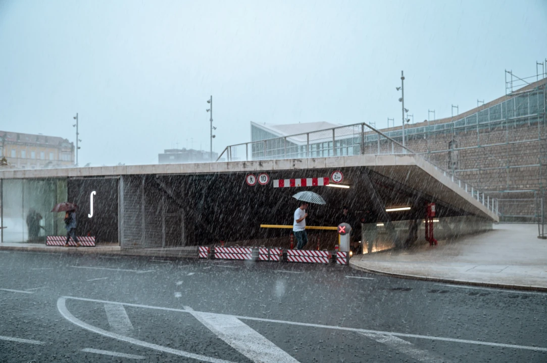 FOTO Nevrijeme najviše problema izazvalo u Vodicama, čitatelji nam šalju fotografije poplavljenih cesta i parkirališta iz cijelog Šibenika