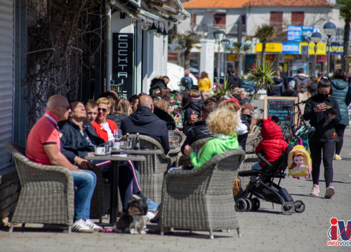 Uskrs u Vodicama: Lijepo vrijeme izmamilo ljude u đir po rivi i druženje uz kavu