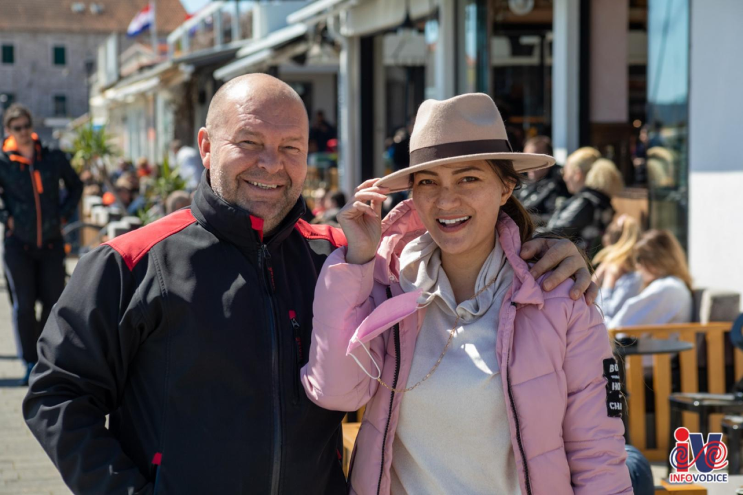 Uskrs u Vodicama: Lijepo vrijeme izmamilo ljude u đir po rivi i druženje uz kavu