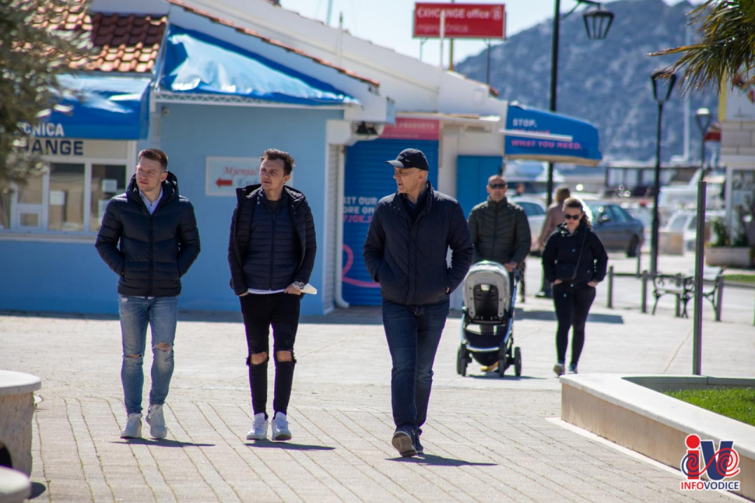 Uskrs u Vodicama: Lijepo vrijeme izmamilo ljude u đir po rivi i druženje uz kavu