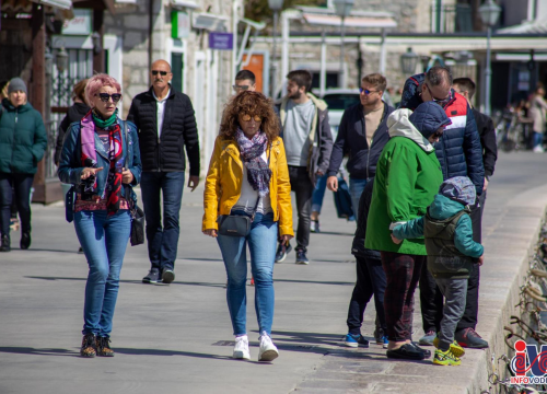 Fotografija 5 - Uskrs u Vodicama: Lijepo vrijeme izmamilo ljude u đir po rivi i druženje uz kavu