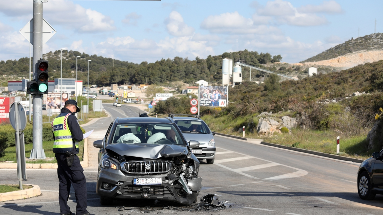 U sudaru dva automobila kod Plodina u Njivicama dvije osobe lakše ozlijeđene
