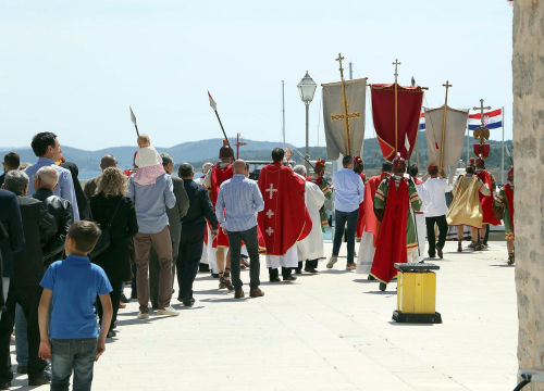 Fotografija 2 - Našašće svetog Križa proslavljeno svetom misom i procesijom kroz Vodice