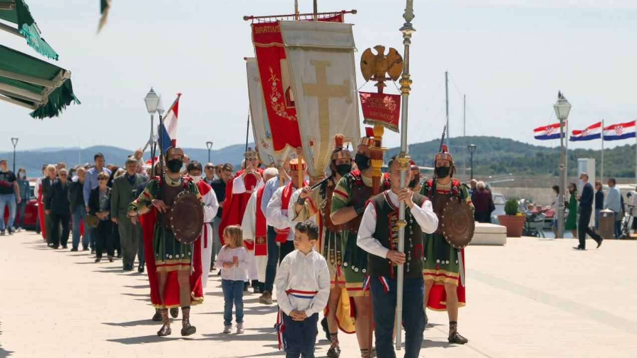 Našašće svetog Križa proslavljeno svetom misom i procesijom kroz Vodice