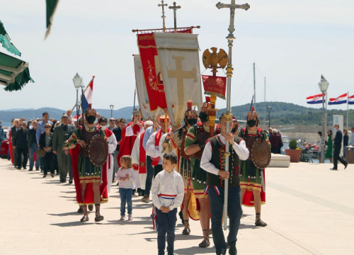 Našašće svetog Križa proslavljeno svetom misom i procesijom kroz Vodice