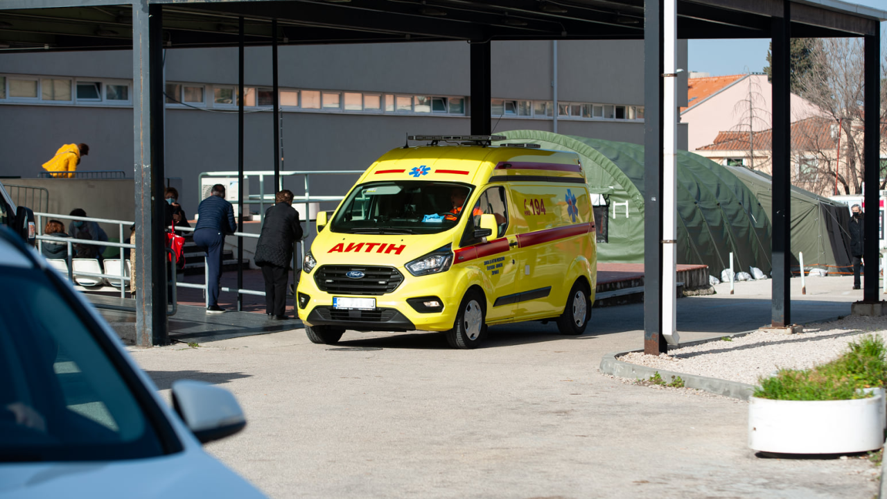 Vozač mopeda teško ozlijeđen u prometnoj nesreći u Primoštenu: Prebrzo ušao u kružni tok