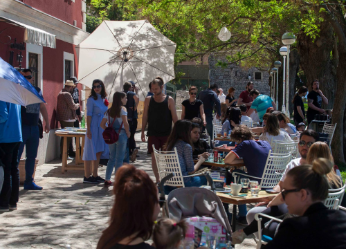 Vraća se buvljak! U nedjelju ispred Azimuta uz kavu obnovite ormar za ljetne dane