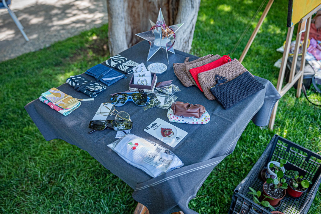 Ispred Azimuta održan prvi Buvljak nakon korona pauze: Opuštena kupovina, kava i druženje na travnjaku