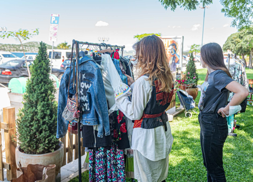 Fotografija 11 - Ispred Azimuta održan prvi Buvljak nakon korona pauze: Opuštena kupovina, kava i druženje na travnjaku