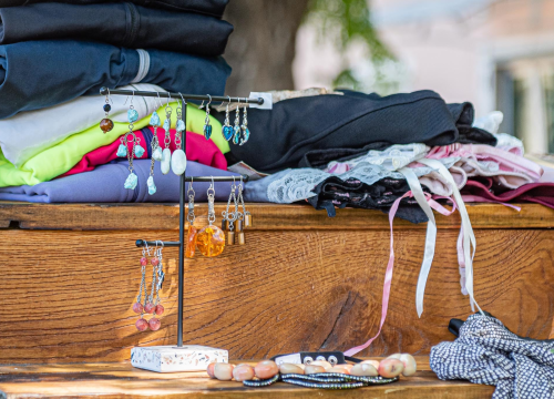 Fotografija 12 - Ispred Azimuta održan prvi Buvljak nakon korona pauze: Opuštena kupovina, kava i druženje na travnjaku