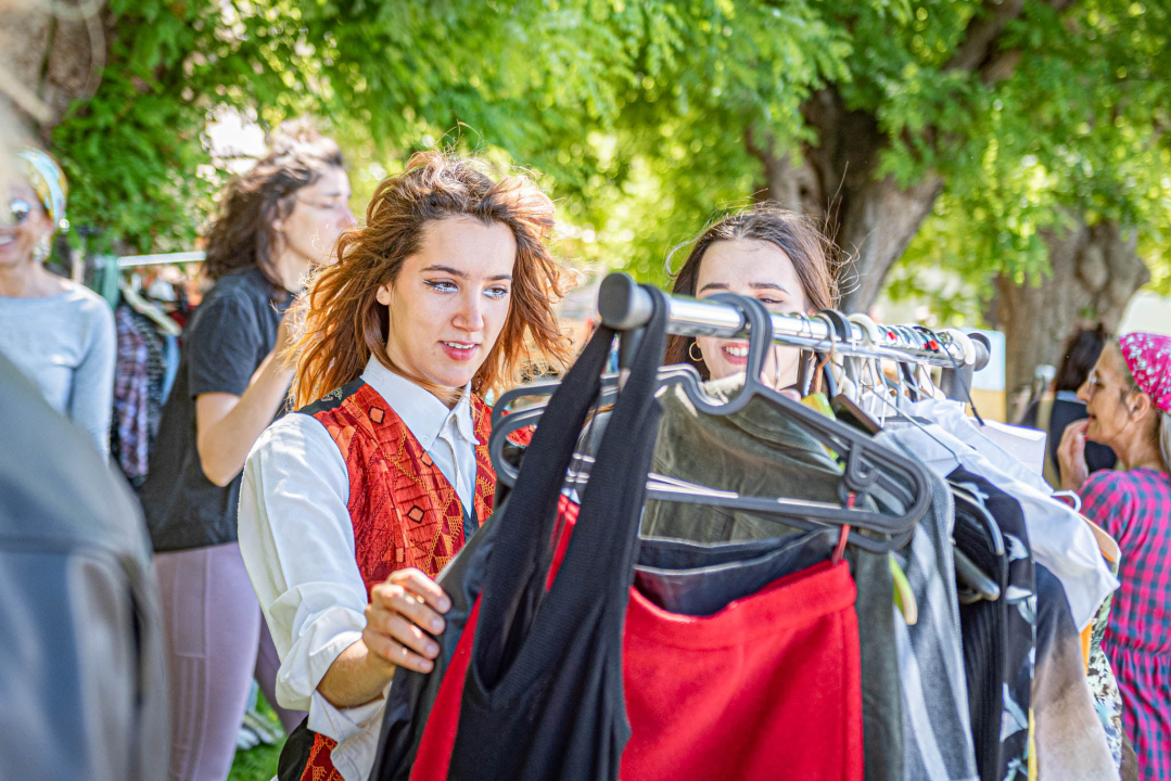 Ispred Azimuta održan prvi Buvljak nakon korona pauze: Opuštena kupovina, kava i druženje na travnjaku