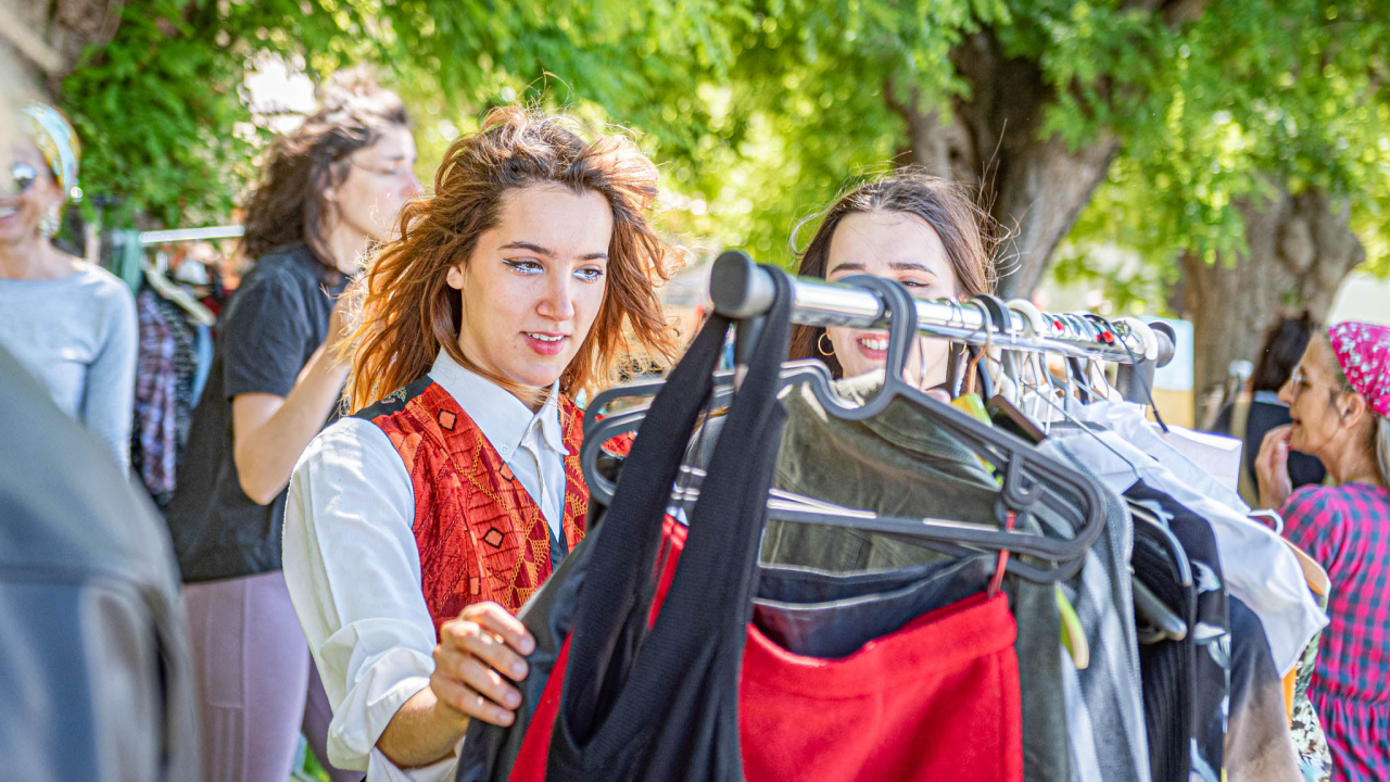 Ispred Azimuta održan prvi Buvljak nakon korona pauze: Opuštena kupovina, kava i druženje na travnjaku