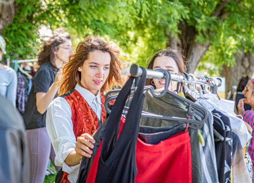 Ispred Azimuta održan prvi Buvljak nakon korona pauze: Opuštena kupovina, kava i druženje na travnjaku
