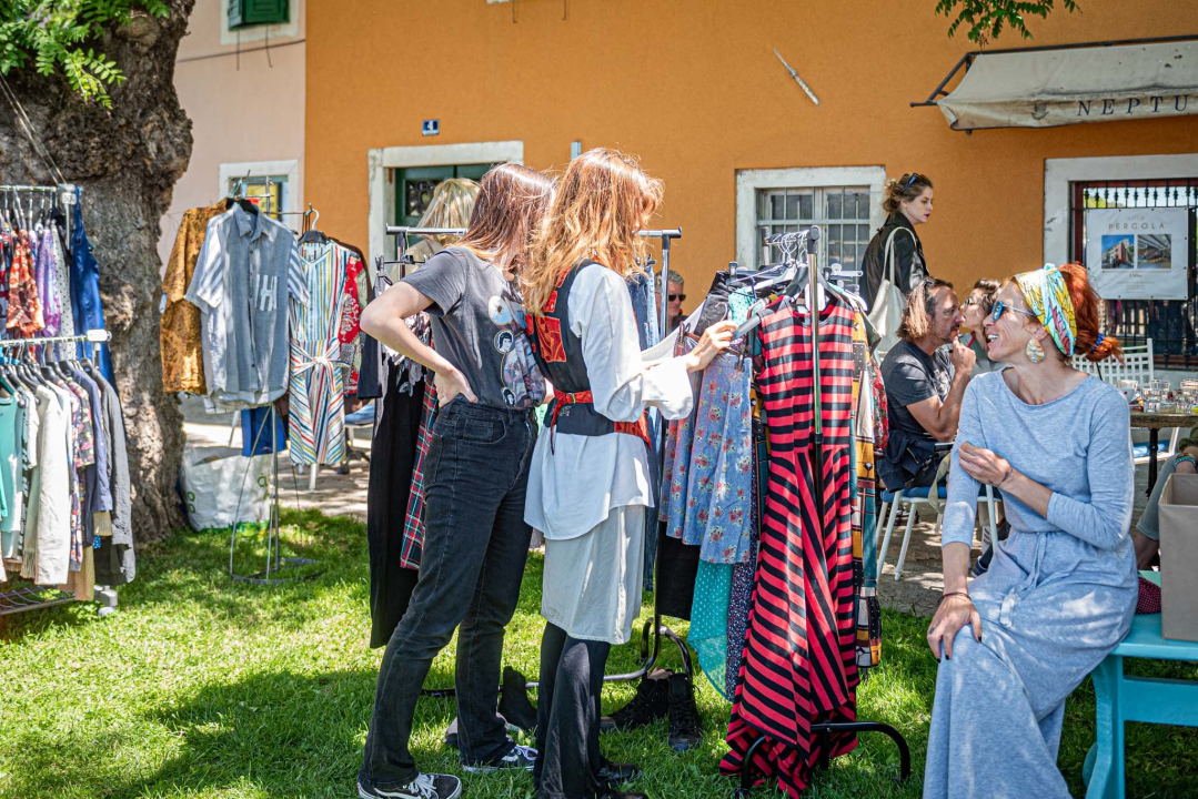 Ispred Azimuta održan prvi Buvljak nakon korona pauze: Opuštena kupovina, kava i druženje na travnjaku