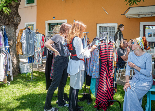 Fotografija 5 - Ispred Azimuta održan prvi Buvljak nakon korona pauze: Opuštena kupovina, kava i druženje na travnjaku