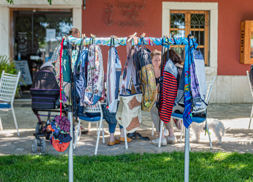 Fotografija 4 - Ispred Azimuta održan prvi Buvljak nakon korona pauze: Opuštena kupovina, kava i druženje na travnjaku