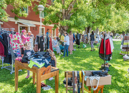 Fotografija 2 - Ispred Azimuta održan prvi Buvljak nakon korona pauze: Opuštena kupovina, kava i druženje na travnjaku