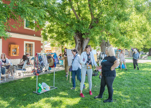 Fotografija 3 - Ispred Azimuta održan prvi Buvljak nakon korona pauze: Opuštena kupovina, kava i druženje na travnjaku