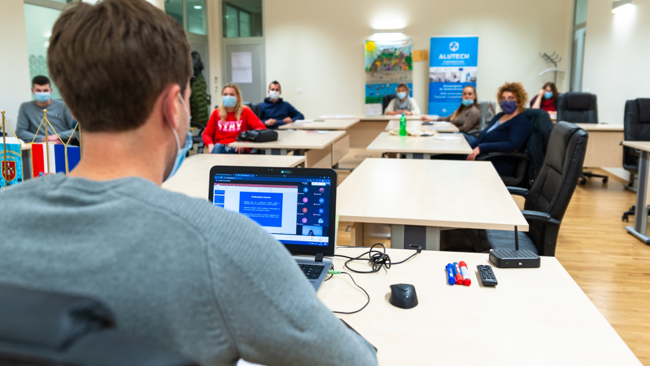 U tijeku je program obrazovanja odraslih u organizaciji Udruge EMEDEA: Pogledajte što su polaznici do sada naučili!