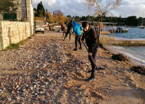 Fotografija 2 - Pričali smo s curama i dečkima iz Šepurine: Od sadnje cvijeća do popravka balotane,  rade sto na sat i odlično ih ide