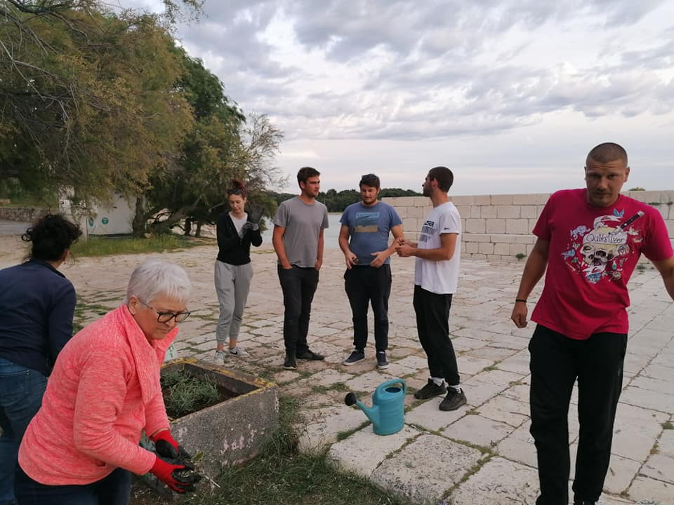 Pričali smo s curama i dečkima iz Šepurine: Od sadnje cvijeća do popravka balotane,  rade sto na sat i odlično ih ide