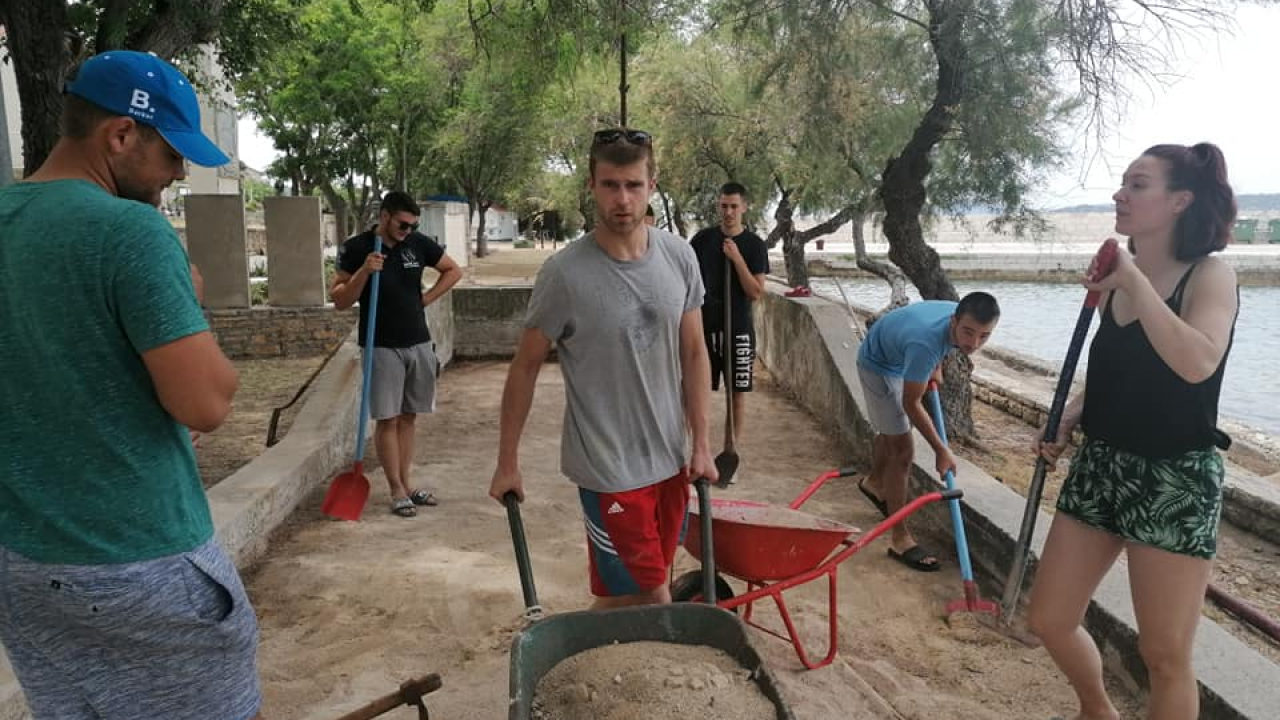 Pričali smo s curama i dečkima iz Šepurine: Od sadnje cvijeća do popravka balotane,  rade sto na sat i odlično ih ide