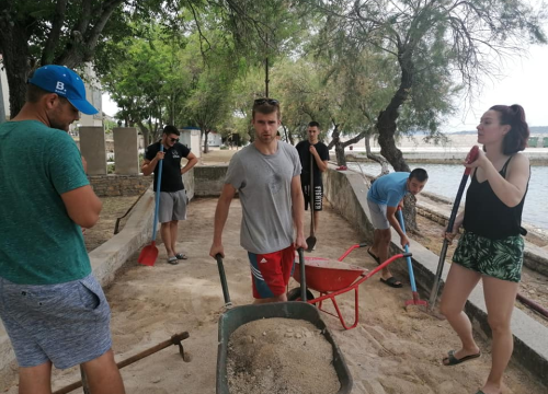 Fotografija 1 - Pričali smo s curama i dečkima iz Šepurine: Od sadnje cvijeća do popravka balotane,  rade sto na sat i odlično ih ide