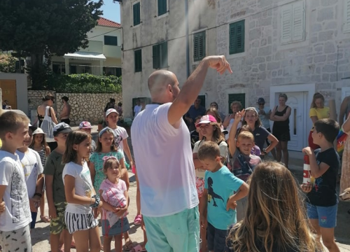 Fotografija 2 - Ribafish dočekan u Prvić Luci: Družio se s djecom i učio ih kako čuvati more