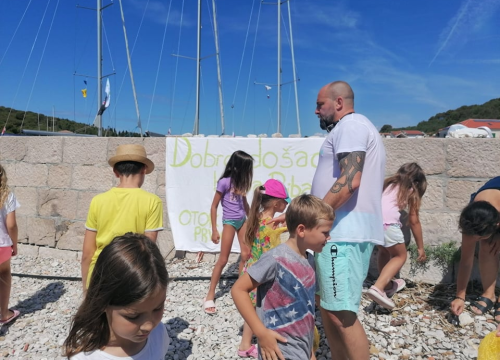 Fotografija 3 - Ribafish dočekan u Prvić Luci: Družio se s djecom i učio ih kako čuvati more