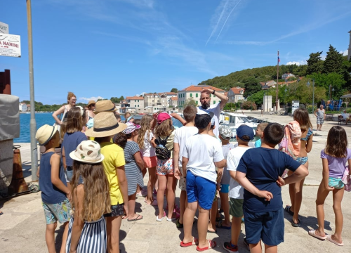 Fotografija 4 - Ribafish dočekan u Prvić Luci: Družio se s djecom i učio ih kako čuvati more