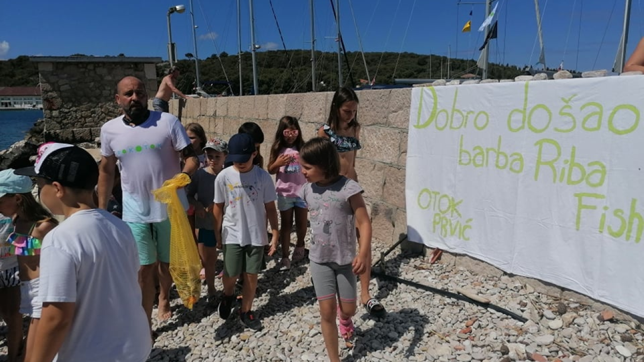 Ribafish dočekan u Prvić Luci: Družio se s djecom i učio ih kako čuvati more