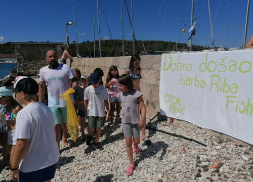 Ribafish dočekan u Prvić Luci: Družio se s djecom i učio ih kako čuvati more