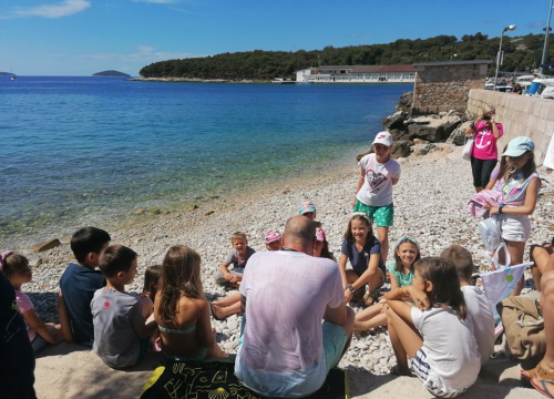 Fotografija 5 - Ribafish dočekan u Prvić Luci: Družio se s djecom i učio ih kako čuvati more