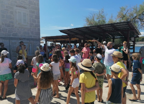 Fotografija 7 - Ribafish dočekan u Prvić Luci: Družio se s djecom i učio ih kako čuvati more