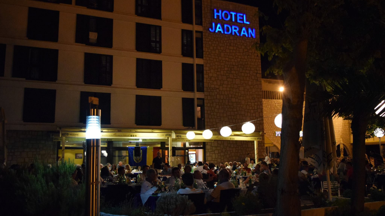 Ovog petka na terasi Jadrana uživajte uz glazbu uživo!