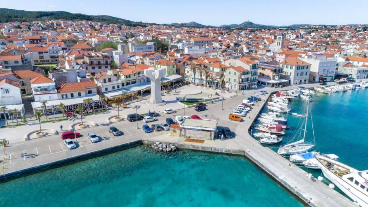 Zabranjuje se parkiranje na rivi ispred velikog spomenika u Vodicama