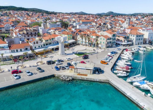 Zabranjuje se parkiranje na rivi ispred velikog spomenika u Vodicama