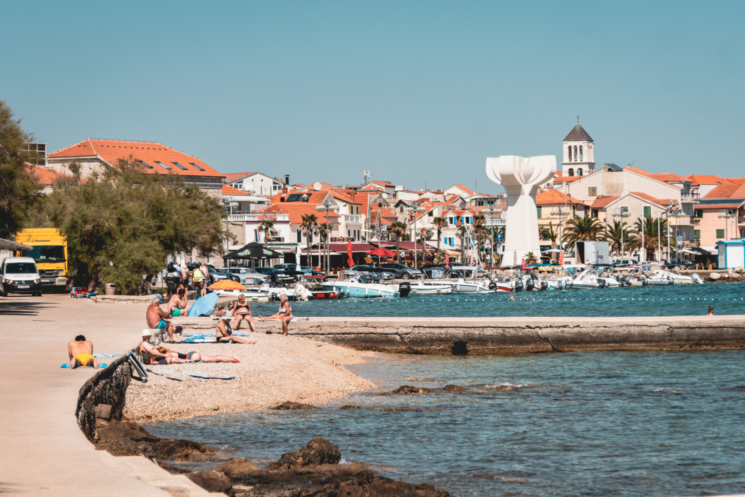 Vodičke plaže i dalje mirišu na ljeto: Mjesta za ručnike ima i viška, u restoranima i barovima stol se pronađe bez problema!