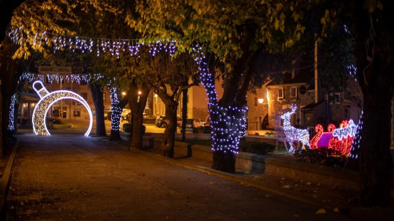 Vodice krenule s božićnim ukrašavanjem, ove godine bit će ukrašene ulice koje do sada nisu bile