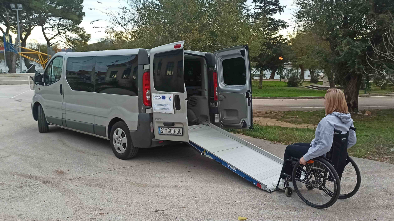 U sklopu projekta Tourism4all udruga Aurora osigurala hidrauličnu rampu za prijevoz turista s invaliditetom