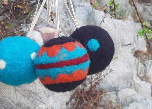 Radionica za umirovljenike i unuke, ali i ostale dobre volje: Naučite filcati vunu i izraditi meke božićne ukrase