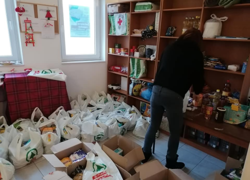 Fotografija 2 - Vodički Crveni križ podijelio hranu, igračke i slatkiše obiteljima u potrebi, nešto otišlo i za Lipik