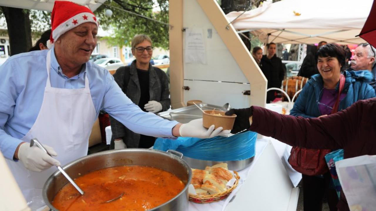 Pijat bakalara, čaša vina i muzika uživo: Pogledajte kako je danas bilo u parku na vodičkoj Poljani