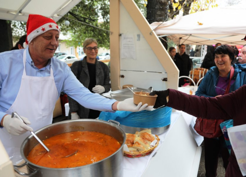 Pijat bakalara, čaša vina i muzika uživo: Pogledajte kako je danas bilo u parku na vodičkoj Poljani