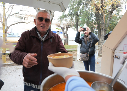 Fotografija 2 - Pijat bakalara, čaša vina i muzika uživo: Pogledajte kako je danas bilo u parku na vodičkoj Poljani
