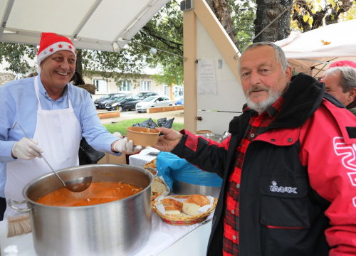 Fotografija 3 - Pijat bakalara, čaša vina i muzika uživo: Pogledajte kako je danas bilo u parku na vodičkoj Poljani