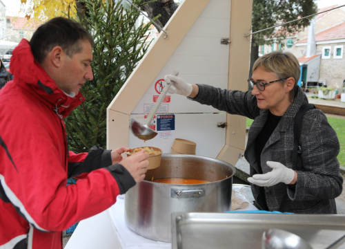 Fotografija 6 - Pijat bakalara, čaša vina i muzika uživo: Pogledajte kako je danas bilo u parku na vodičkoj Poljani