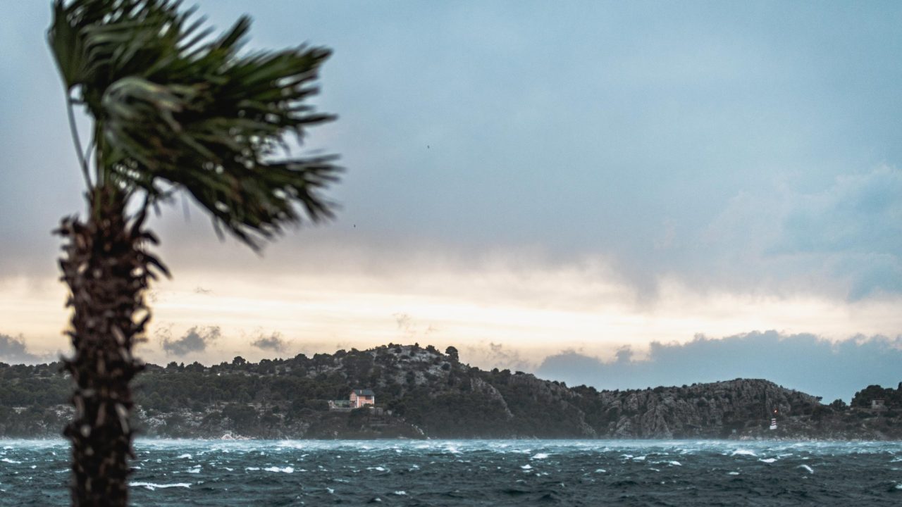 Zbog jakog juga brod ne staje u Prvić Luku, provjerite red plovidbe